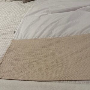 Fieldcrest Cream bedskirt - Queen